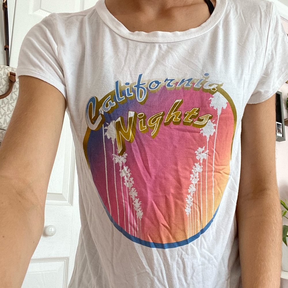 🦋soft and sexy graphic tee!